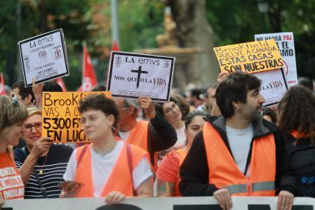 Participantes en la marcha de Madrid con carteles en contra de la especulación inmobiliaria&nbsp;