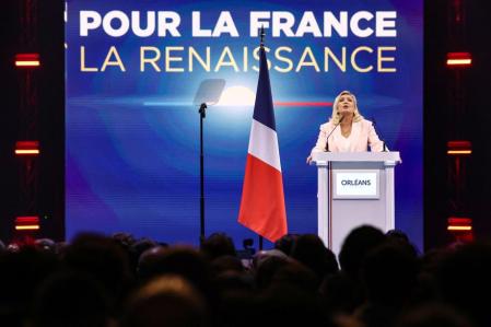 “Por Francia, el renacimiento”, el lema del congreso del RN, a la espalda de la oradora y candidata presidencial, Marine Le Pen.