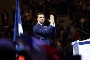 Le Pen promete restablecer el orden en Francia