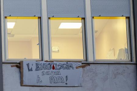 Una pancarta en honor al Papa León XIV, exhibida por médicos del Departamento de Hematología del Hospital Gemelli