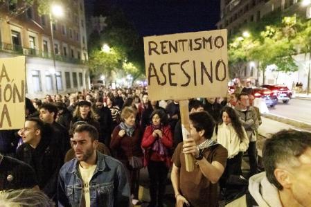 Los asistentes portan pancartas en la marcha
