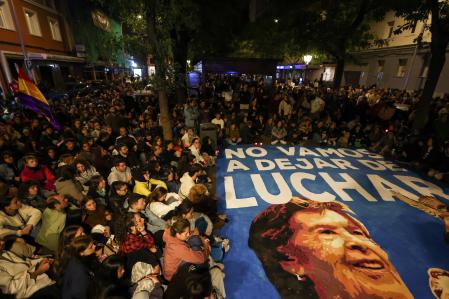 Plantada de una gran pancarta frente a la vivienda de Maricarmen