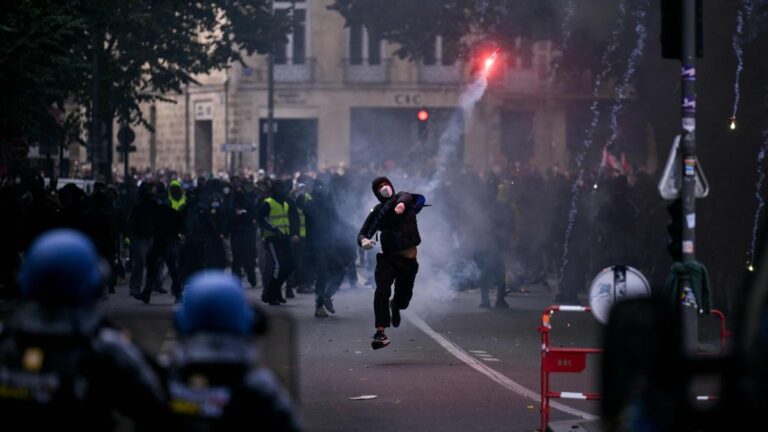 Marcha en Francia contra la extrema derecha mientras se reúne el Frente Nacional