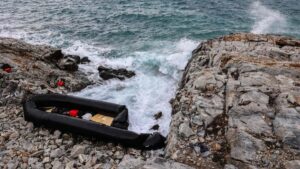 Mueren seis migrantes, entre ellos un bebé, tras colisionar una lancha contra un barco de la guardia costera griega