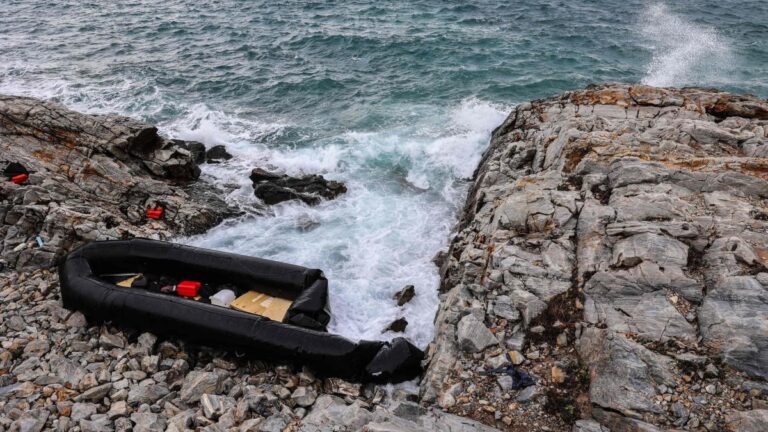 Mueren seis migrantes, entre ellos un bebé, tras colisionar una lancha contra un barco de la guardia costera griega