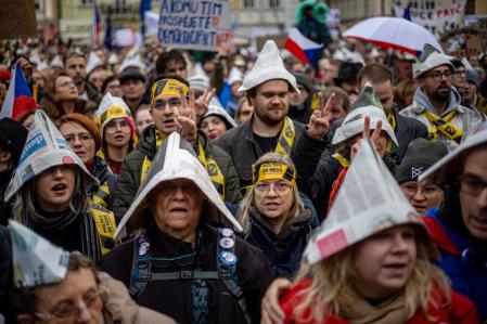 Manifestantes en la marcha en el centro de Praga, este domingo