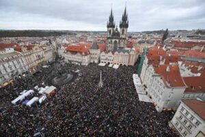 Multitudinaria protesta en Praga contra la ley que reduce la financiación a los medios públicos