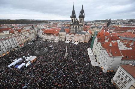 Multitudinaria protesta en Praga contra la ley que reduce la financiación a los medios públicos