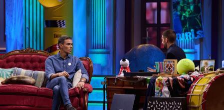 El presidente del Gobierno, Pedro Sánchez, ha visitado este jueves, 22 de octubre, ‘La Revuelta’ entrevistado por David Broncano. El Ejecutivo ha sido el primero en pasar por el programa de La 1 realizado en el Teatro Albéniz de Madrid.