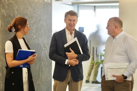 Marta Varela, Alberto Núñez Feijóo y Miguel Tellado, ayer en la sede del PP&nbsp;