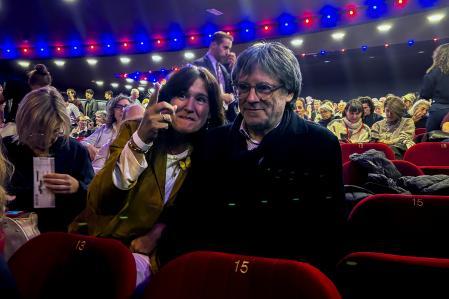 Carles Puigdemont (d), junto a la expresidenta del Parlament Laura Borrás (i).