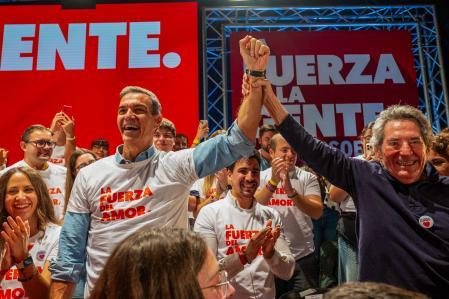 El cantante Miguel Ríos arropa Pedro Sánchez en Granada&nbsp;