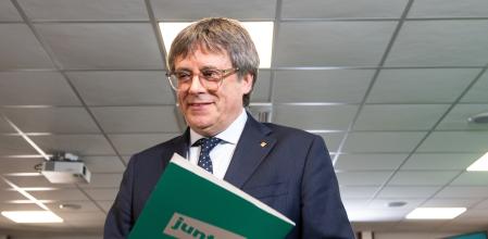 El presidente de Junts, Carles Puigdemont, a su llegada a una rueda de prensa, en el espacio Les 5 Éléments, a 27 de octubre de 2025, en Perpignan (Francia). La ejecutiva de Junts, con Puigdemont al frente, ha acordado por unanimidad romper con el PSOE. La decisión deberá ser ratificada por la militancia en consulta interna este miércoles y jueves. Antes, la formación celebrará este martes un Consell Nacional en Barcelona para abordar la decisión acordada.