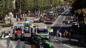 Tractorada en Lleida para reclamar medidas para compensar el aumento de costes agrarios