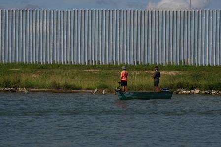 Pescadores en el río Grande, cerca de un muro fronterizo entre EE.UU. y México, en McAllen, Texas, el pasado 8 de octubre