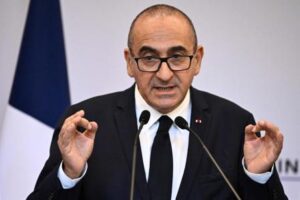Un atentado de móvil racista causa un muerto y cuatro heridos cerca de París
