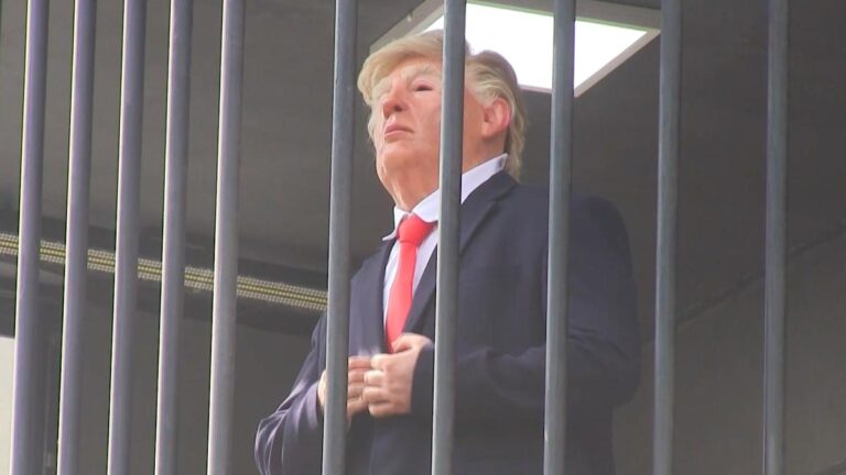 Un falso Donald Trump aparece encarcelado en plena calle de Teherán (Irán)