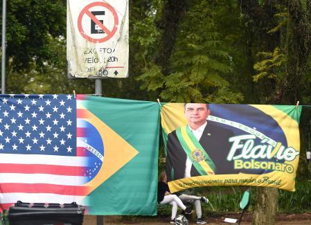 Fotografía que muestra una bandera en apoyo al candidato a la presidencia de Brasil, Flávio Bolsonaro