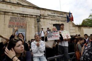Un menor pierde una mano a causa de una granada en las protestas educativas en Francia