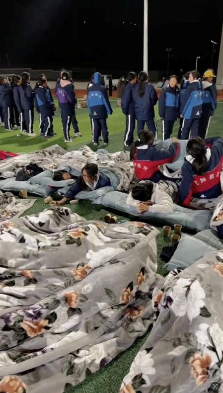 Estudiantes durmiendo en un campo deportivo a consecuencia del terremoto en Nagqu, Tíbet, China. 