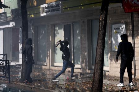 Decenas de manifestantes han destrozado algunas oficinas bancarias