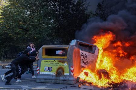 Barricadas incendiadas se han repetido este miércoles en el centro de Tirana