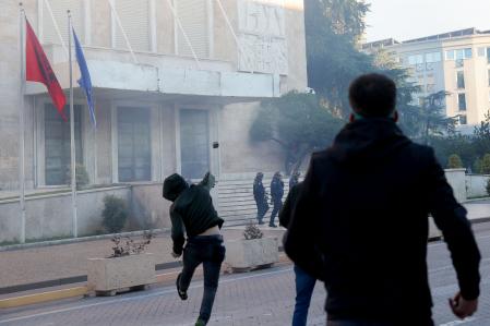 Los manifestantes han intentado acceder a la sede de la Presidencia del Parlamento en Tirana