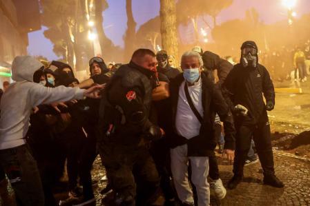 Una nueva protesta de estudiantes acaba en cargas policiales, saqueos e incendios en Tirana