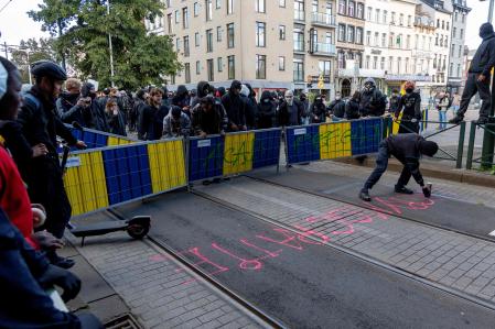 Los manifestantes ante una calle cortada del centro de Bruselas&nbsp;