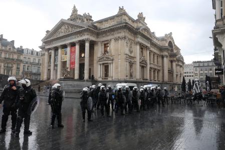 Unos 200 detenidos en Bélgica en protestas contra recortes educativos y la ultraderecha