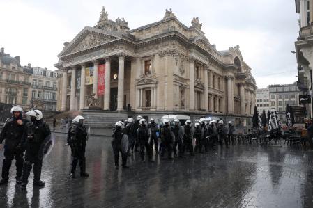 Los policías protegen el Palacio de la Bolsa en Bruselas&nbsp;