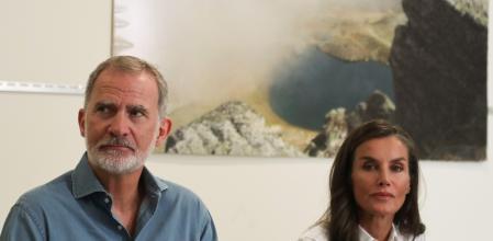 Los Reyes, el 27 de agosto del año pasado, durante su visita este miércoles a Galende, una de las zonas afectadas por los incendios en las provincias de Zamora