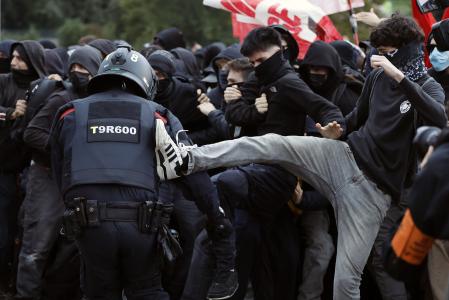 Decenas de jóvenes protestaron por la posible presencia del agitador de ultraderecha Vito Quiles en la Universidad Autónoma de Barcelona (UAB)