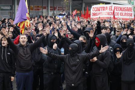 Decenas de jóvenes protestan por la presencia del agitador de ultraderecha Vito Quiles 