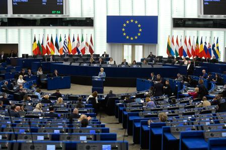 Von der Leyen pide apoyo contra los recortes que exigen Alemania y otros cinco países